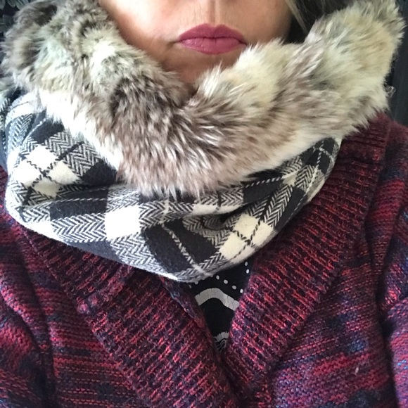 Faux fur reversible cowl scarf, artisan made - Picture 7 of 8